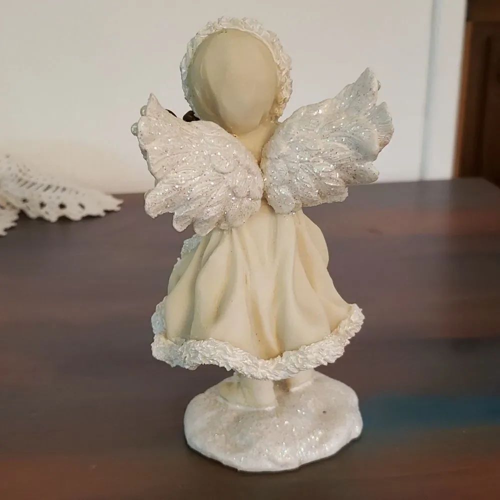 Lovely Vintage Resin Angel with Harp Figurine and Sparkly Wings - Picture 3 of 9